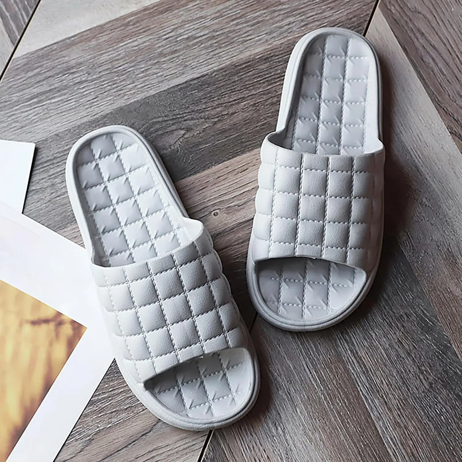 New Slippers for Women in Summer Indoor Bathroom for Men Slippers for Couples Hotel Soft Soles Shiny Slides for Women